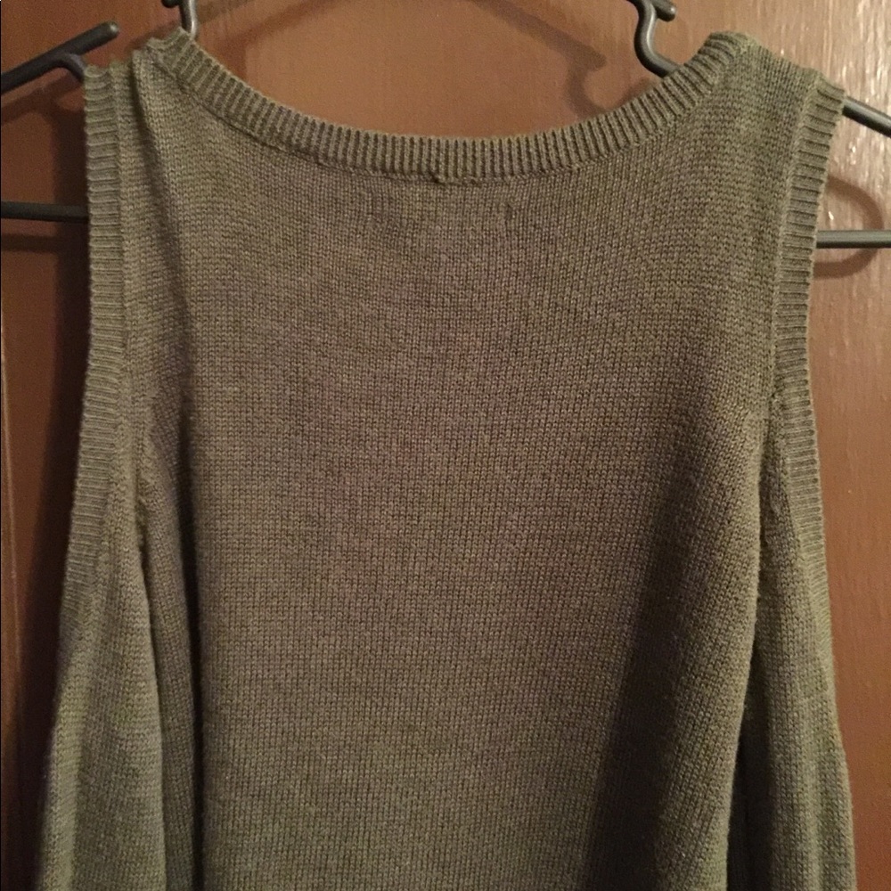 Woman’s off shoulder bell sleeve top - Picture 2 of 4